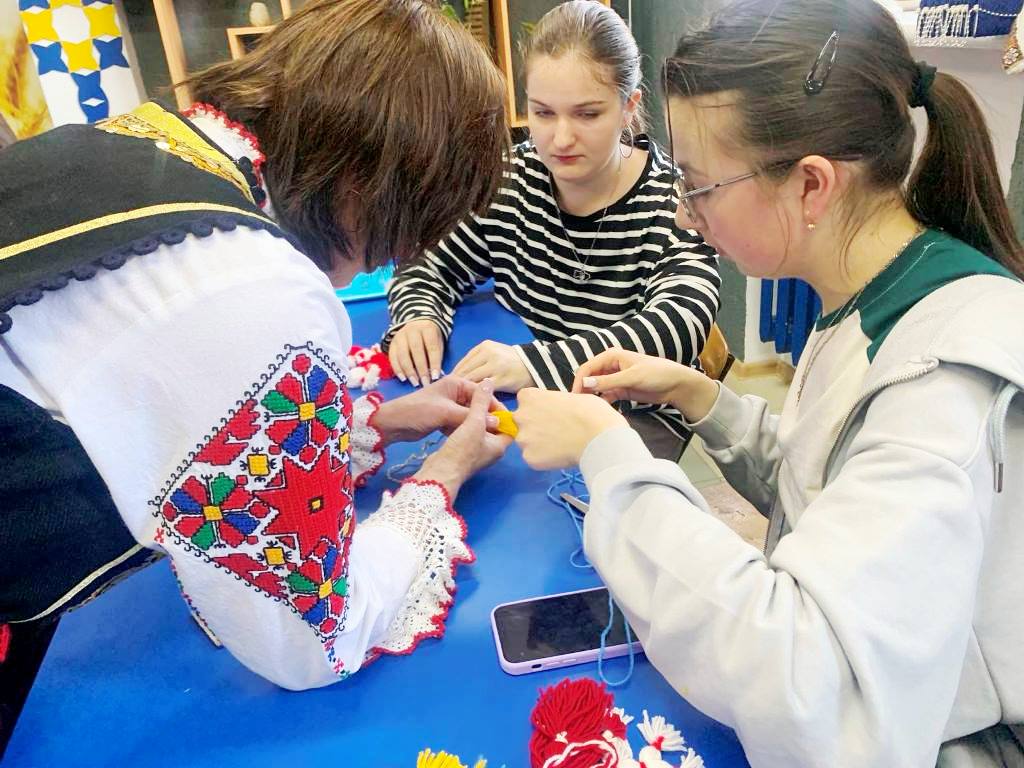 Вчимося робити унікальні болгарські ляльки-обереги «мартенички»